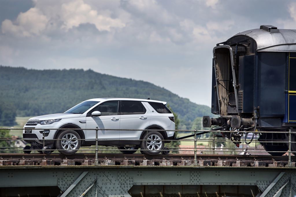 Land Rover Discovery Sport traina treno: foto