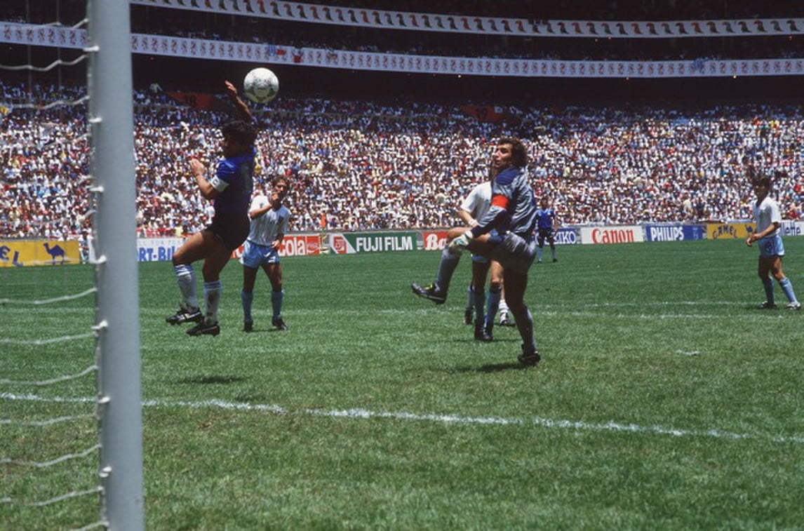 Ricordando Maradona con i suoi gol più famosi: la "Mano de Dios" e il gol del secolo