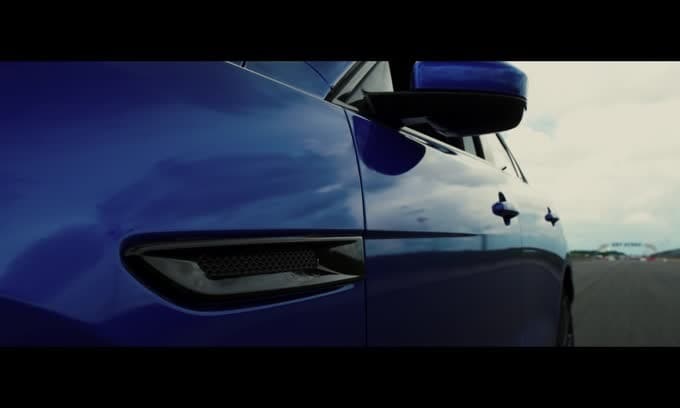 Jaguar F-Pace su due ruote a Goodwood