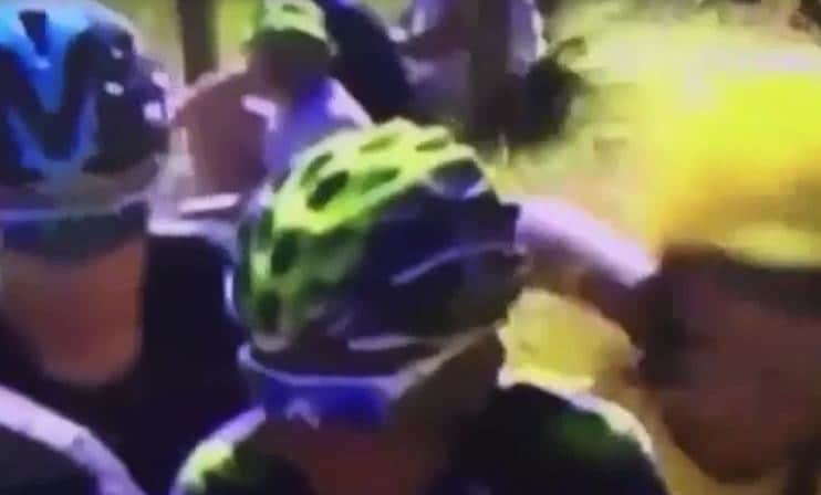 Un tifoso lo infastidisce, Froome gli sferra un pugno