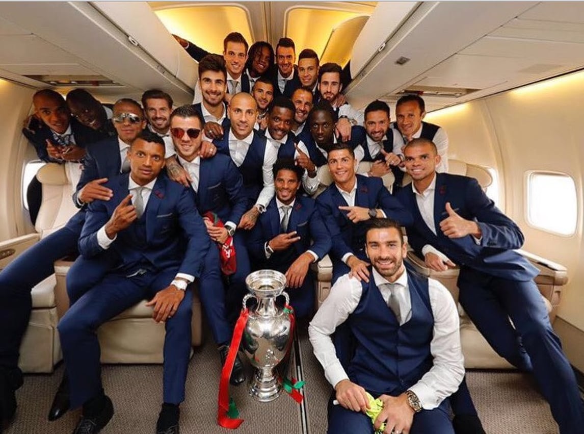 Il Portogallo lascia la Francia con la Coppa: sull'aereo c'è anche la foto di Eusebio