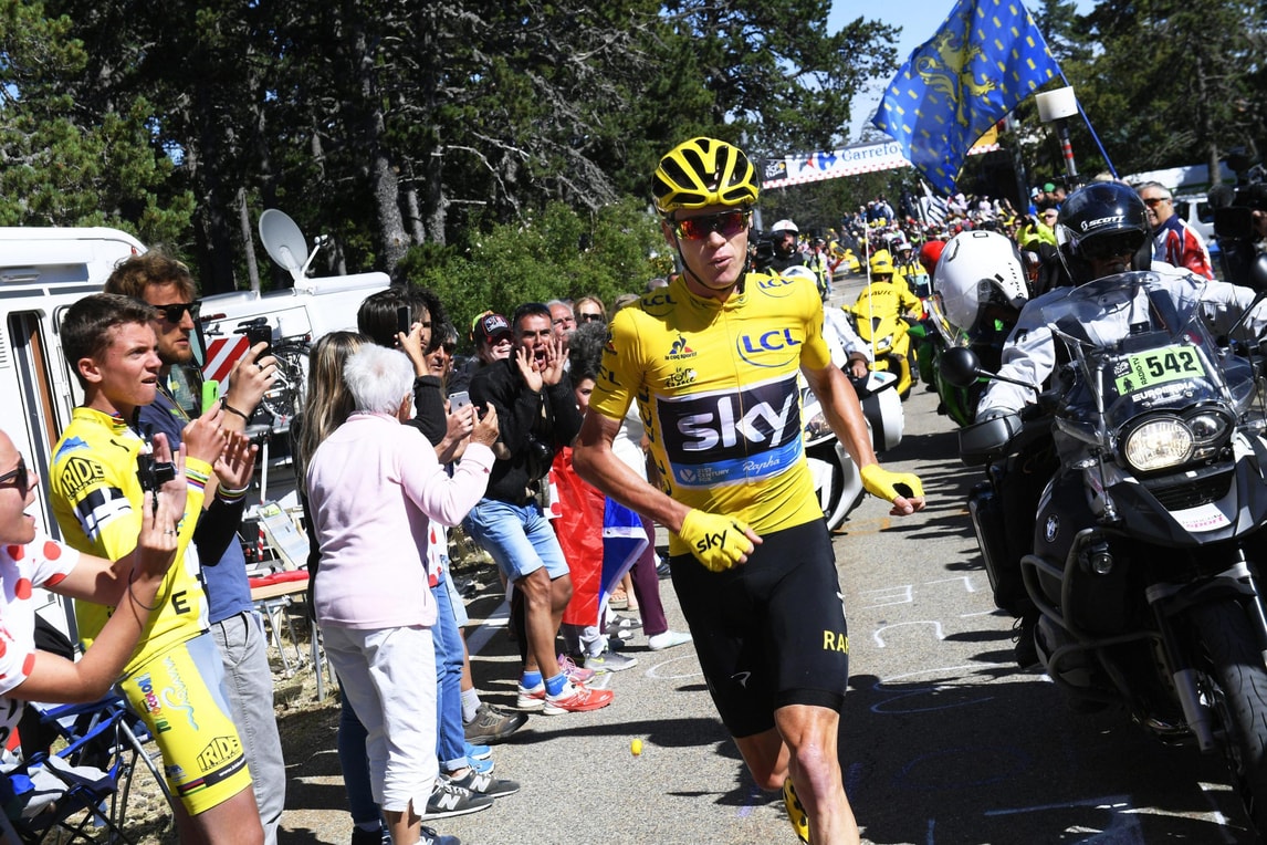 Tour, Froome percorre un tratto della salita di corsa