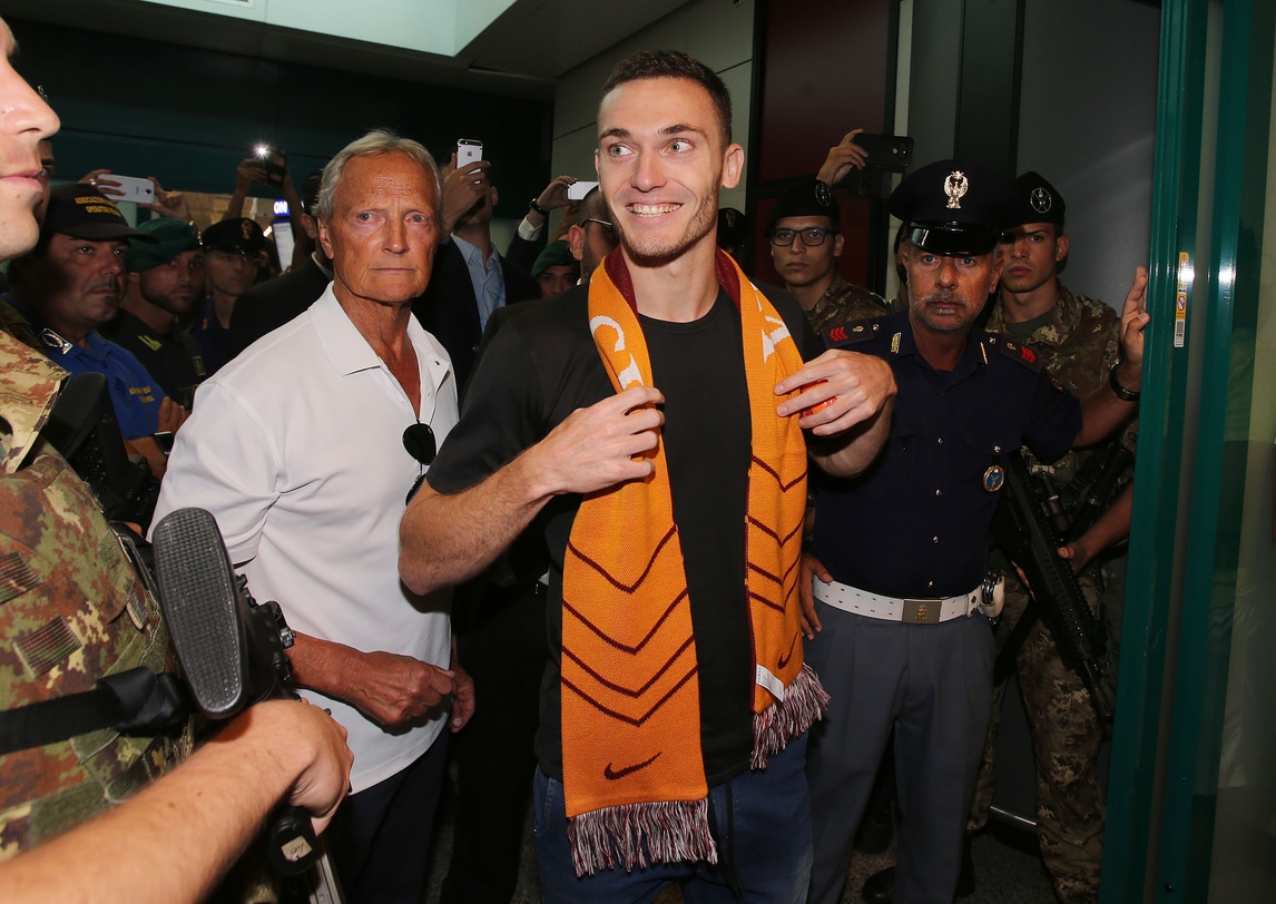 Roma, Vermaelen a Fiumicino: festa dei tifosi