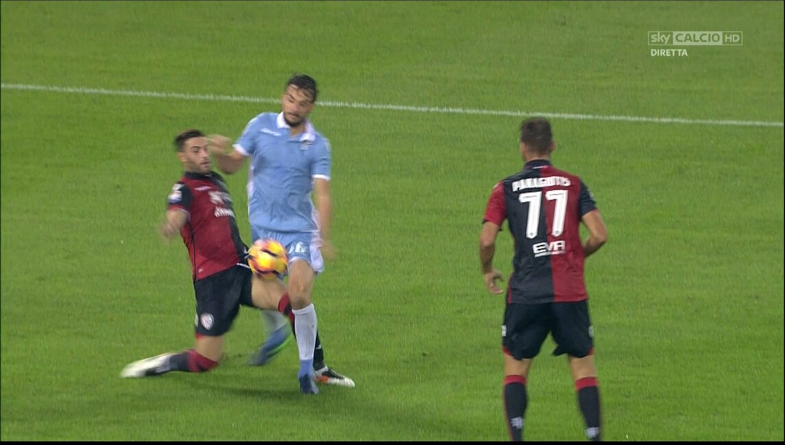 FOTO Lazio-Cagliari, il rigore non assegnato a Parolo