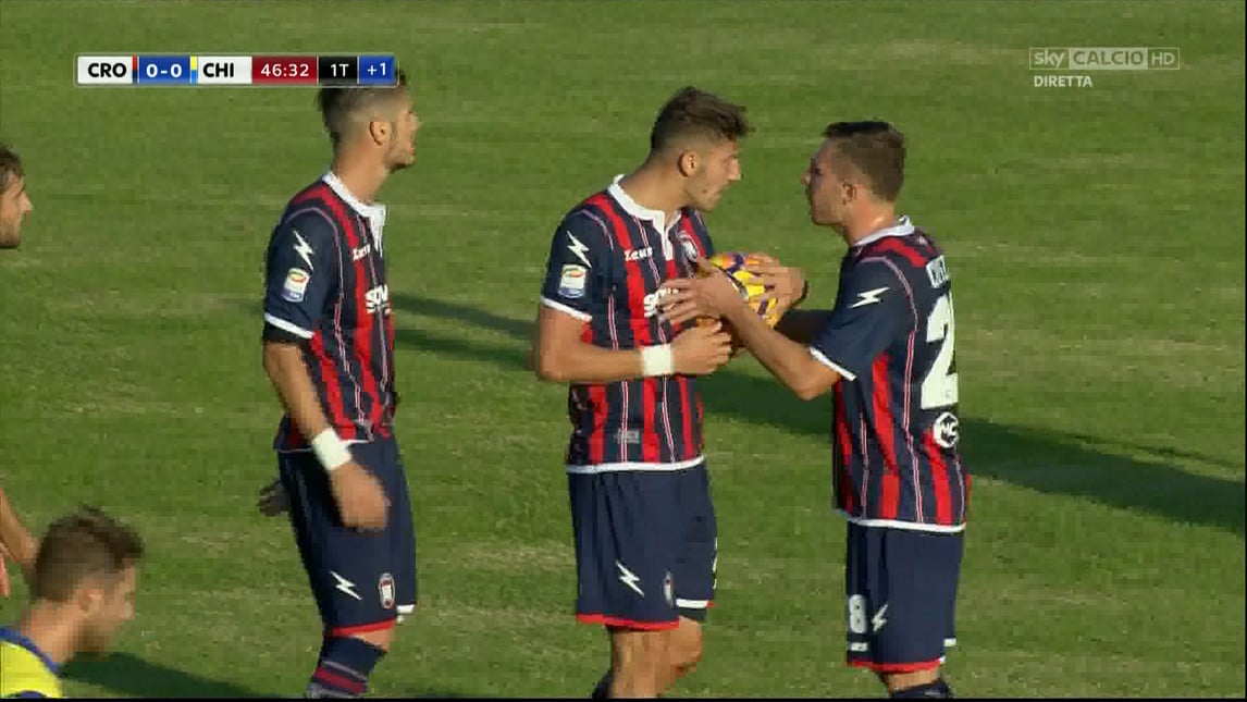Crotone: Trotta-Falcinelli, lite per un rigore