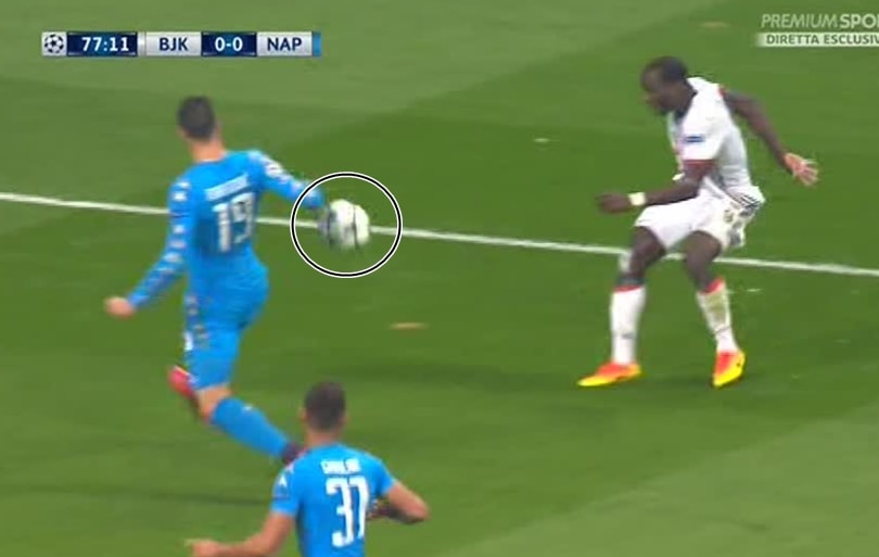 Champions League Napoli, ecco il fallo di mano di Maksimovic