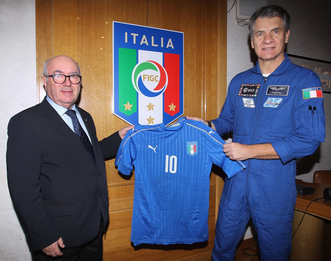 La maglia azzurra va nello spazio: Nespoli porterà il numero 10