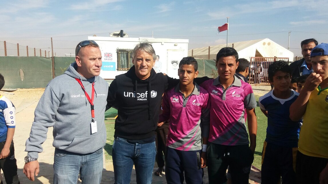 Mancini incontra i bimbi siriani fuggiti dalla guerra per l'Unicef