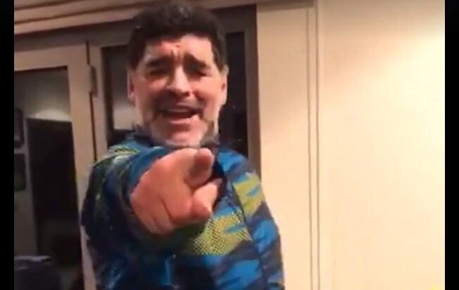 Maradona show, si allena... ballando