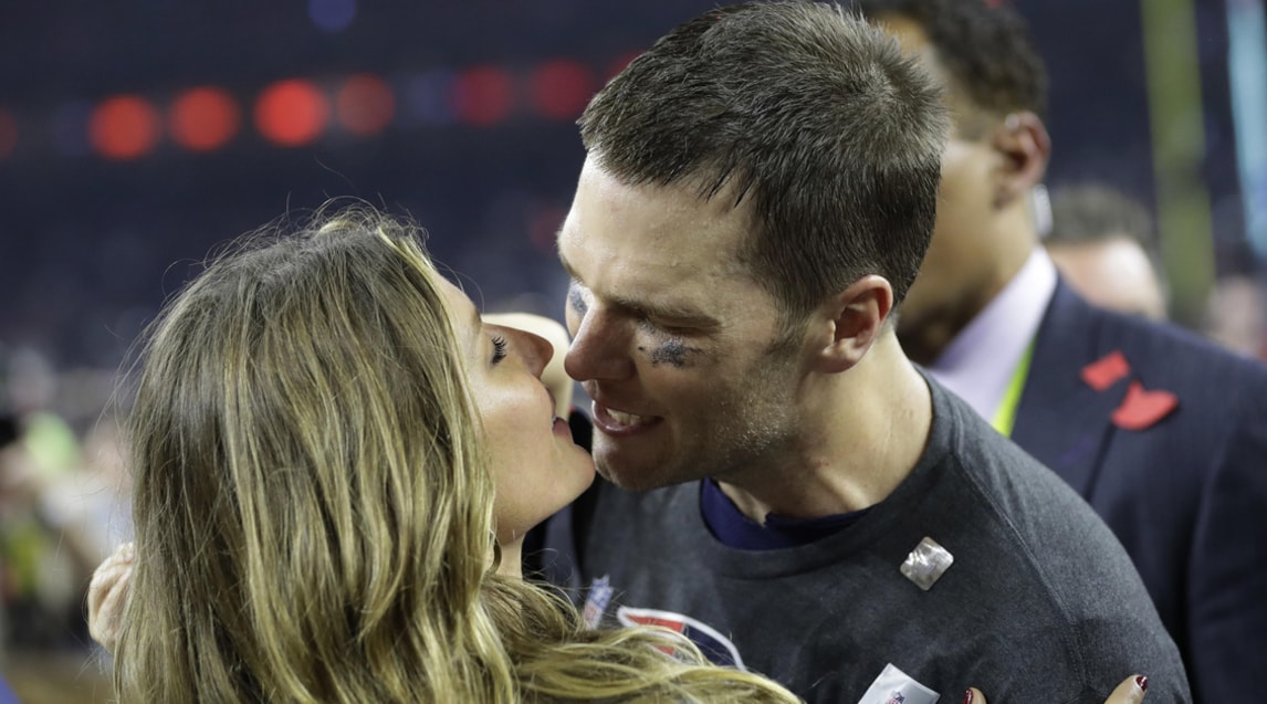 Super Bowl, festa per New England: Brady bacia Gisele