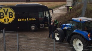 Borussia Dortmund a Lotte: il pullman salvato da un trattore
