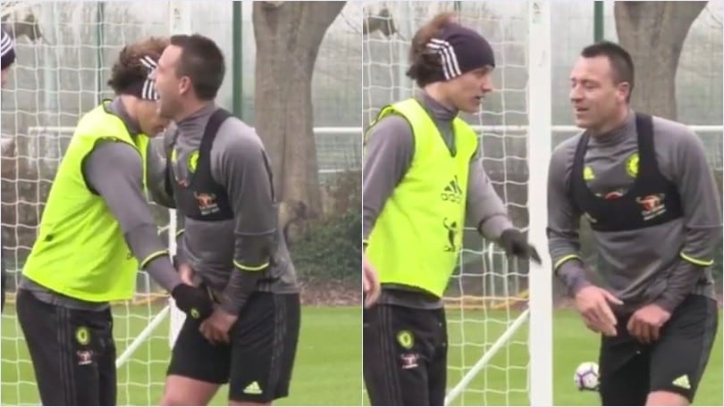 Chelsea, John Terry dolorante: David Luiz lo tocca proprio lì...