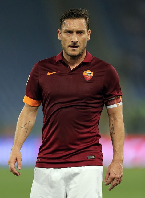 Maglia celebrativa per Totti. E Mourinho festeggia il ritorno di