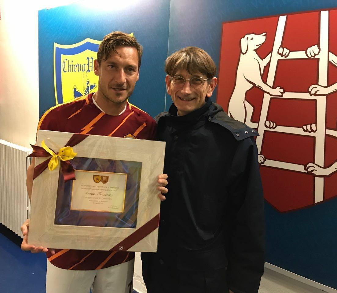 Il Chievo regala una targa a Totti