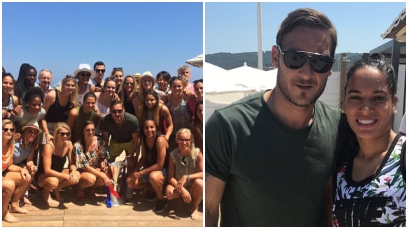 Totti fa impazzire Saint-Tropez: quanti selfie in spiaggia!