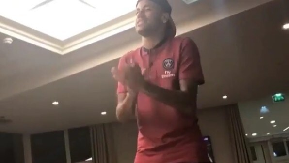 Psg, Neymar si presenta alla squadra... e canta