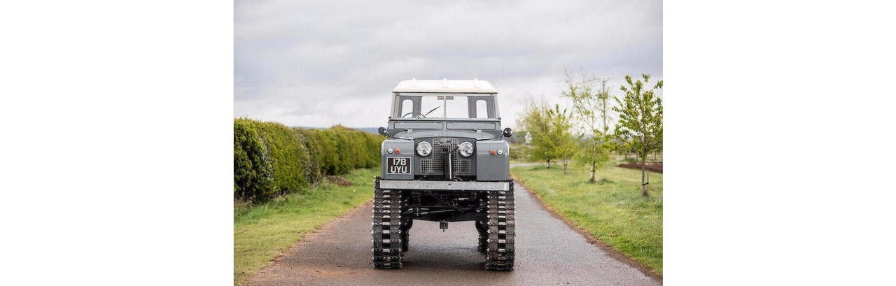 All'asta una rarissima Land Rover cingolata: foto