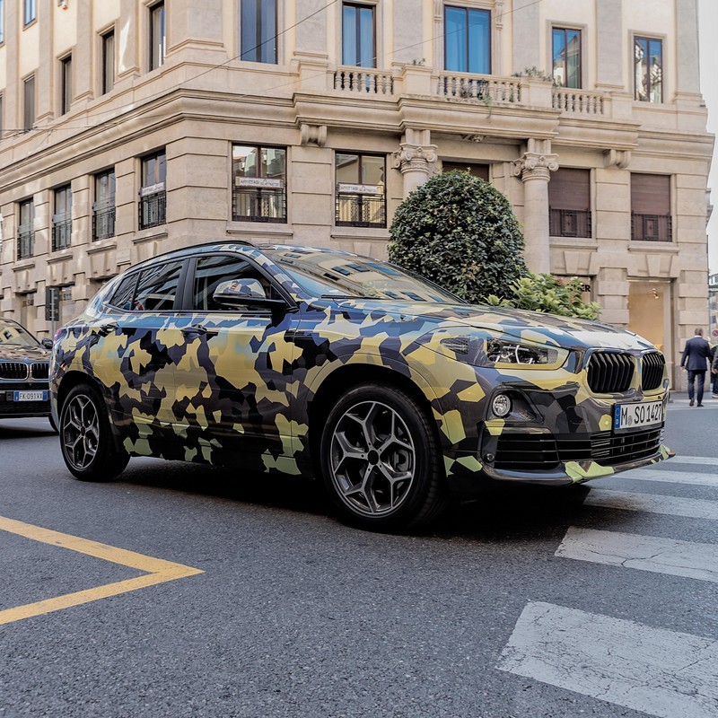 BMW X2, il prototipo sfila a Milano
