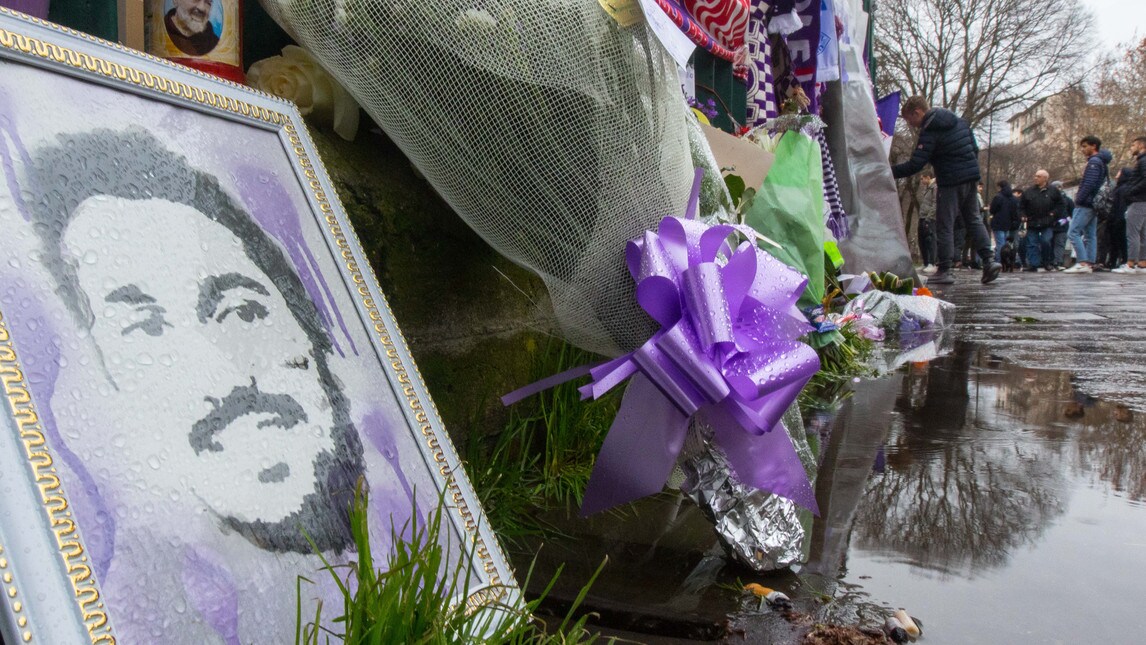 Messaggi, sciarpe e fiori per Astori al Franchi