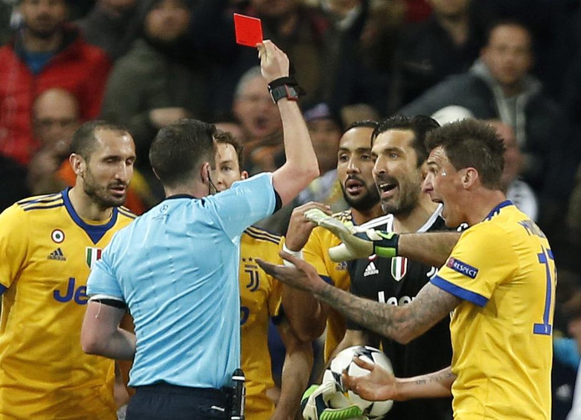 L'ira di Buffon per il rigore: l'arbitro lo espelle