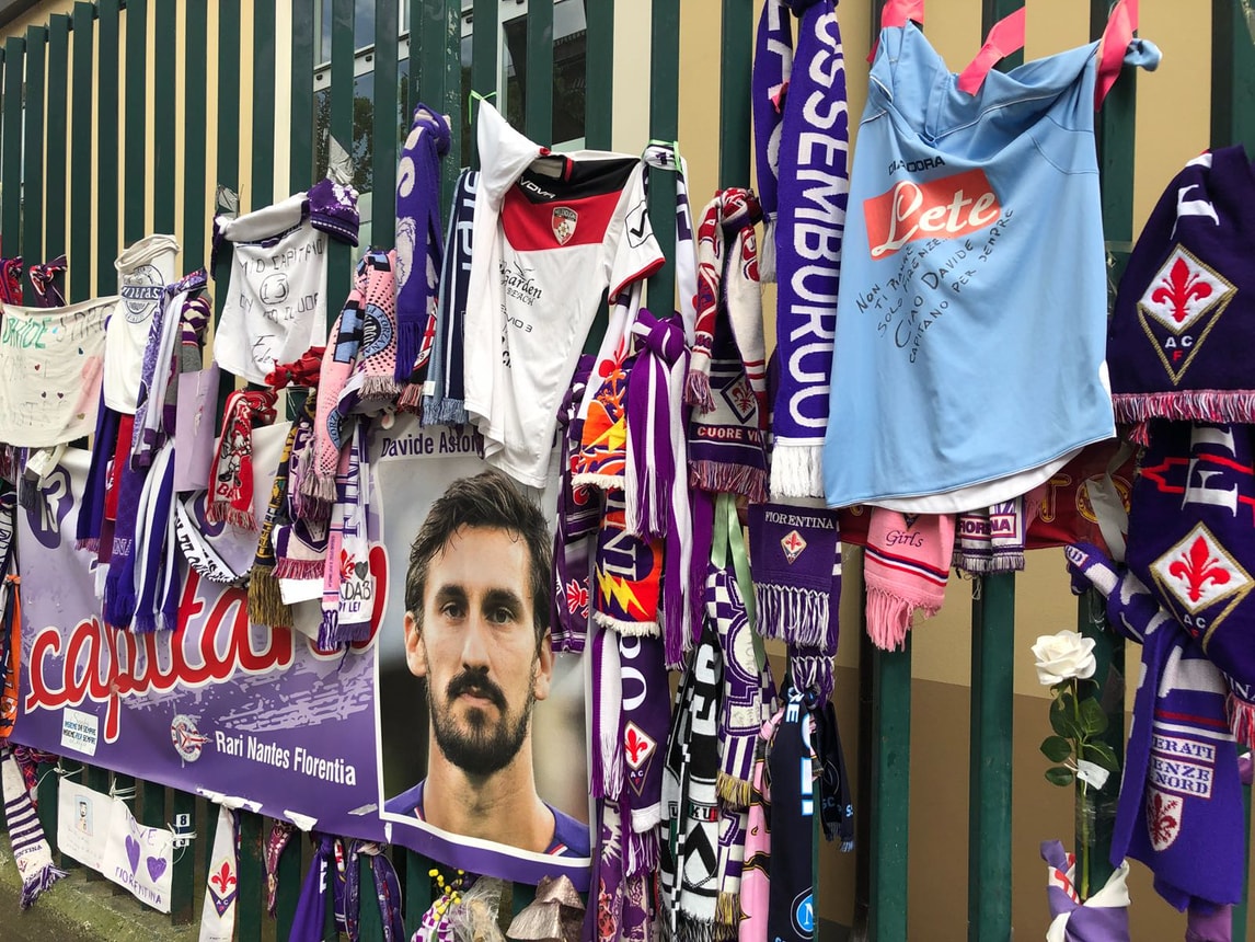 Anche maglie e sciarpe del Napoli per commemorare Astori