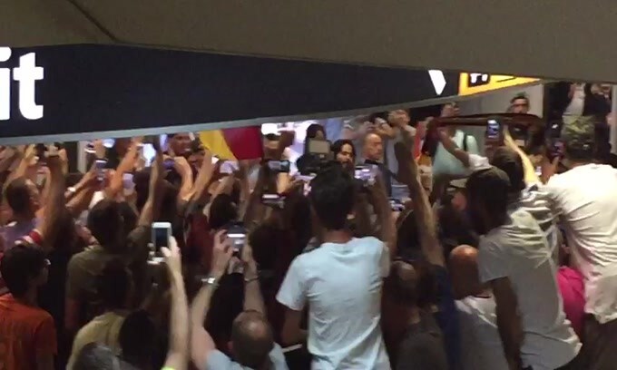 Kluivert accolto dai tifosi della Roma a Fiumicino