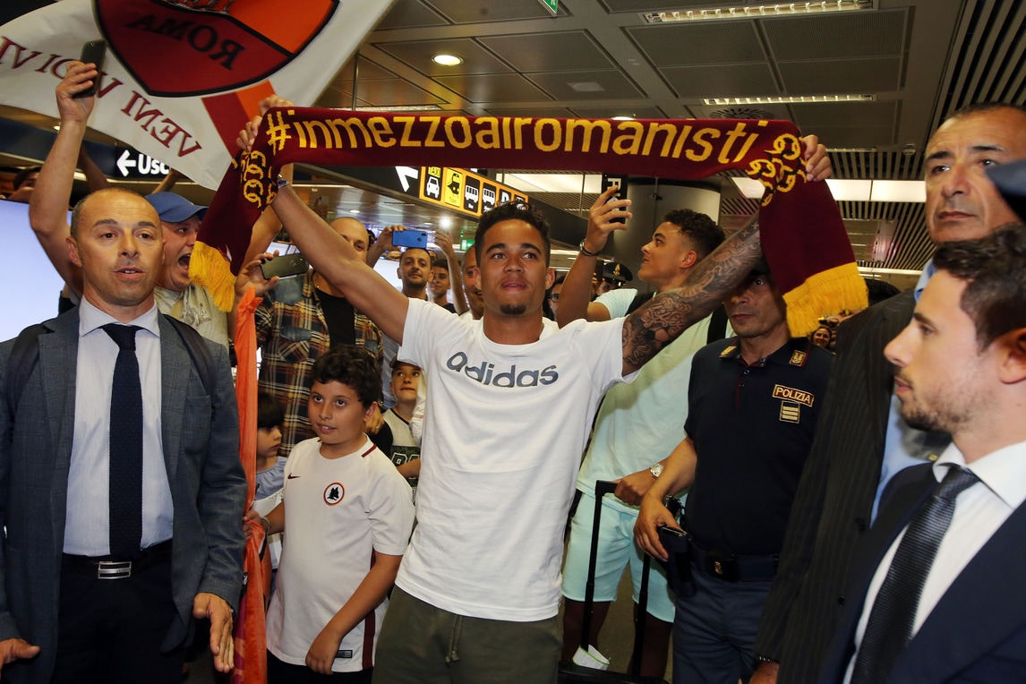 Justin Kluivert sbarca a Roma: delirio a Fiumicino