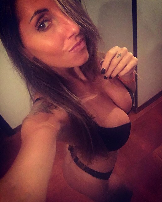 <p>I video dei suoi palleggi sono virali sui social insieme alle sue foto sexy in bikini</p>
