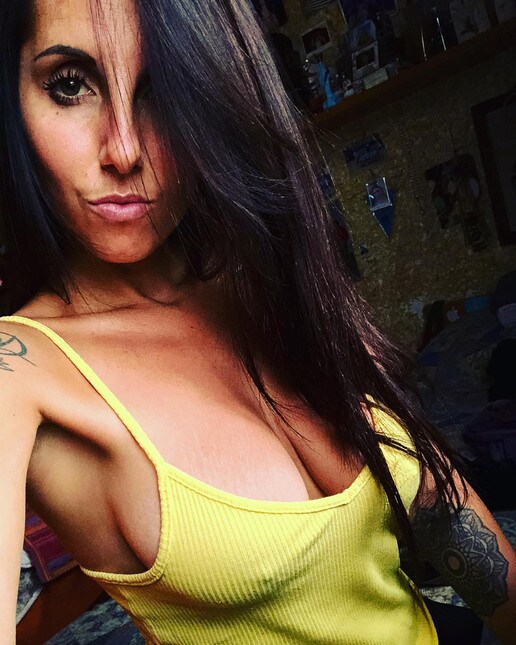 <p>I video dei suoi palleggi sono virali sui social insieme alle sue foto sexy in bikini</p>
