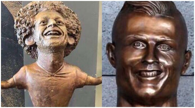 La statua di Salah che fa ridere il web