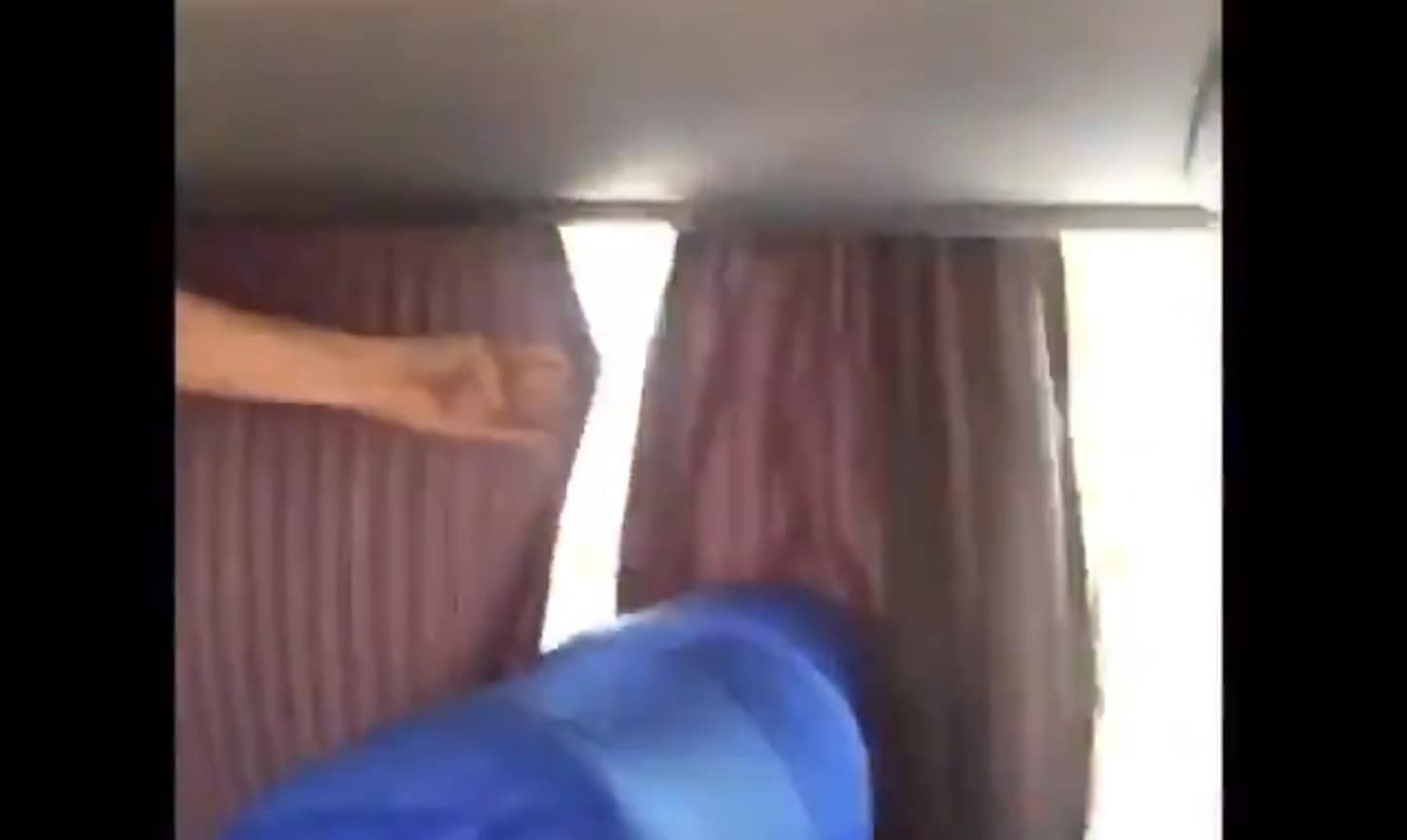 River-Boca, l'attacco dei tifosi visto da dentro il bus