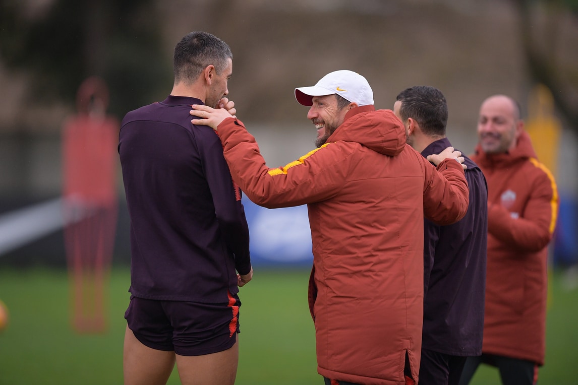 Roma, risate in allenamento fra Kolarov e Di Francesco
