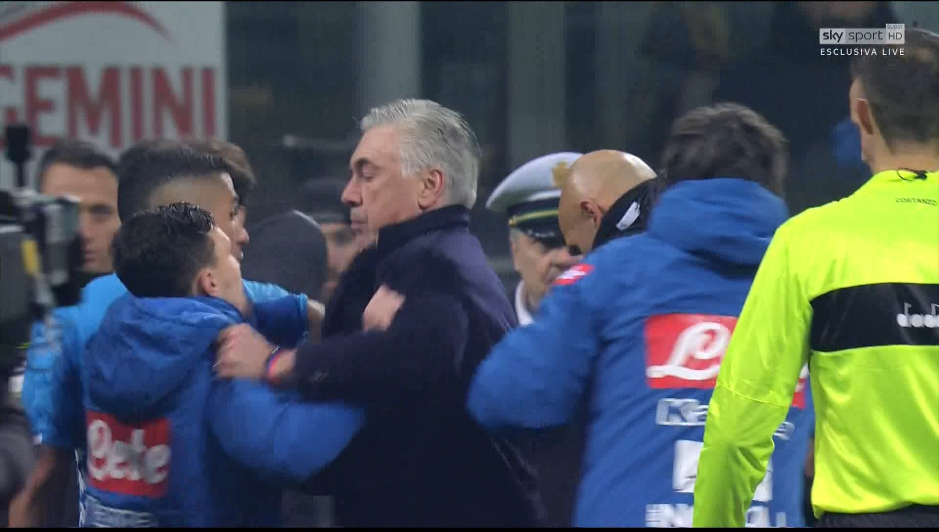 I giocatori del Napoli contro Mazzoleni a fine partita: Ancelotti li ferma