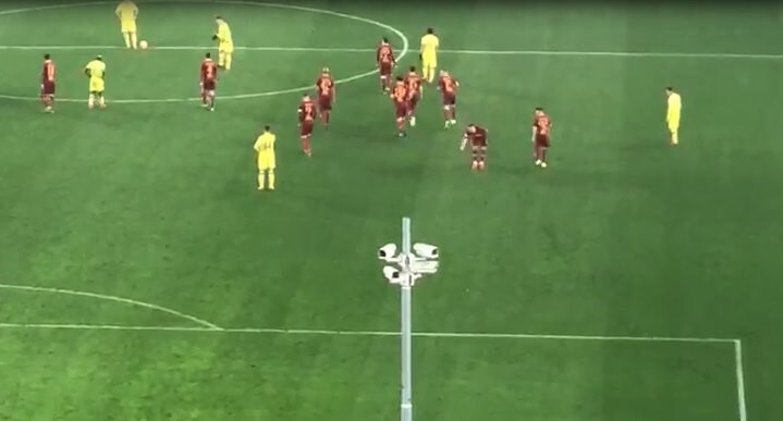 Roma, cori offensivi a Kolarov: e lui risponde con l'inchino