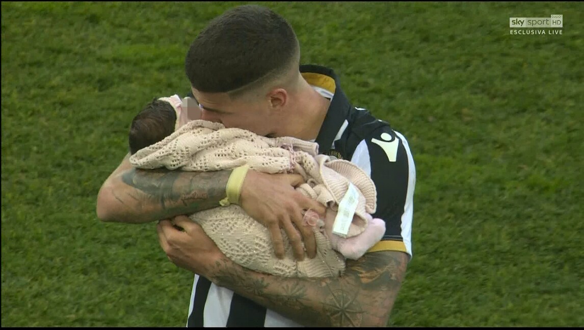 Udinese-Chievo, De Paul festeggia in campo con la figlia