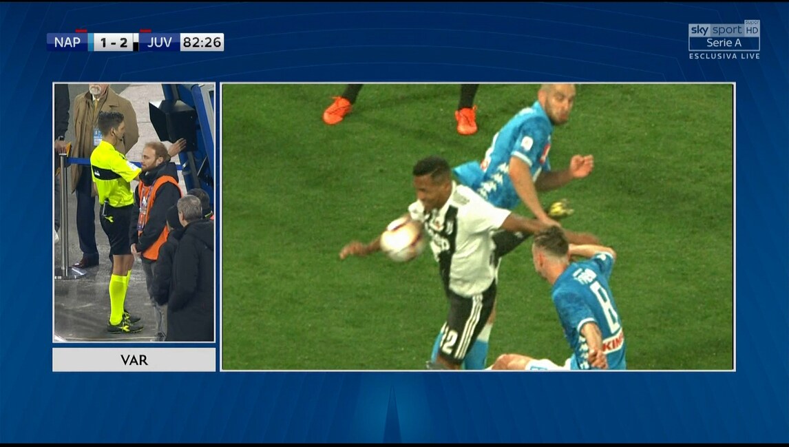 Fallo di mano di Alex Sandro: rigore per il Napoli