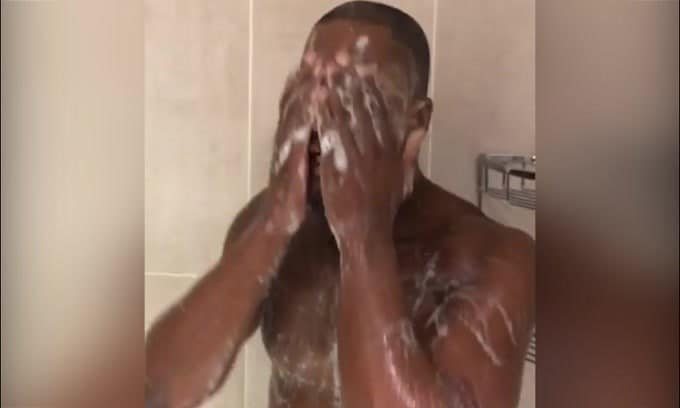 Evra, canto "pazzo" sotto la doccia