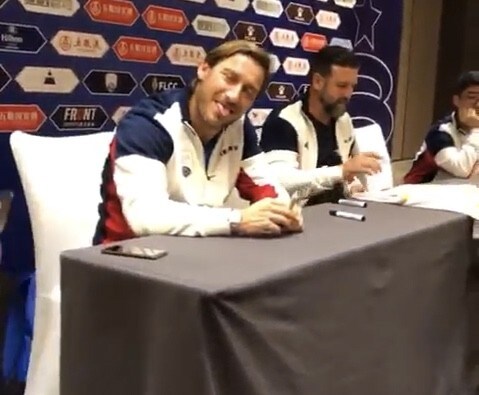 Totti show in Cina: selfie e autografi con i tifosi