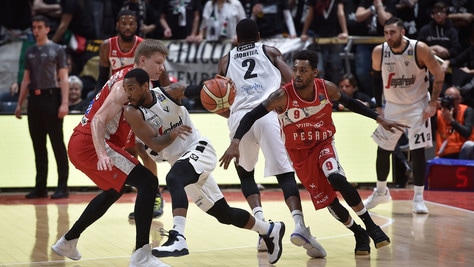 Basket Serie A, la Virtus Bologna domina Pesaro: 78-70