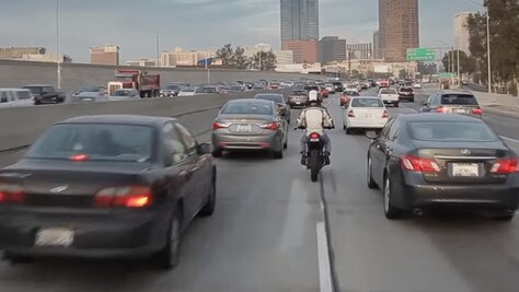 Moto e sorpassi tra le auto in coda: negli Usa si può