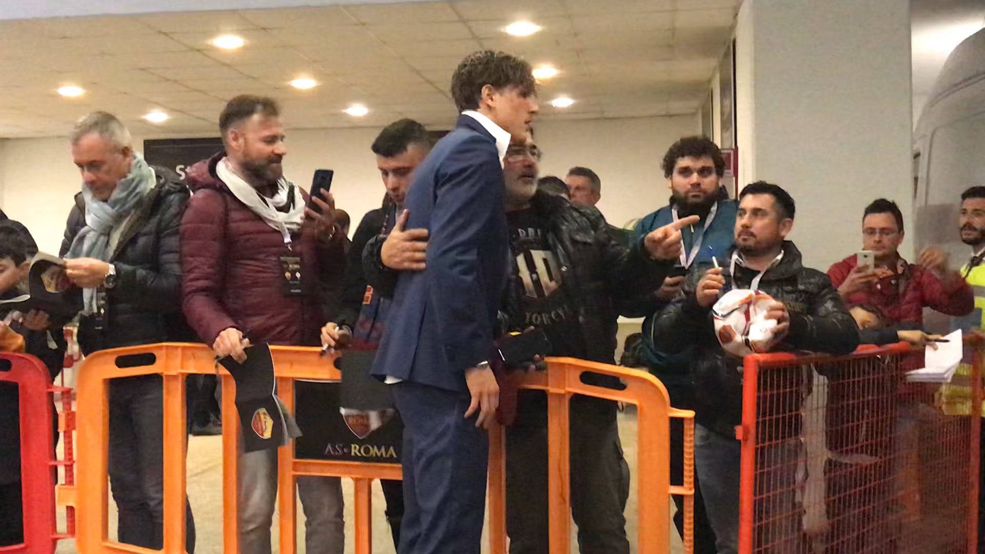 Roma-Fiorentina, quanti autografi per Zaniolo!