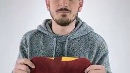 Roma, Florenzi regala una maglia a Gianluca Vacchi: «Ti aspetto all'Olimpico!»