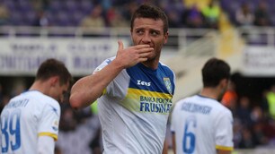 Prodezza di Ciofani, il Frosinone espugna il Franchi: gol e bacio ai tifosi