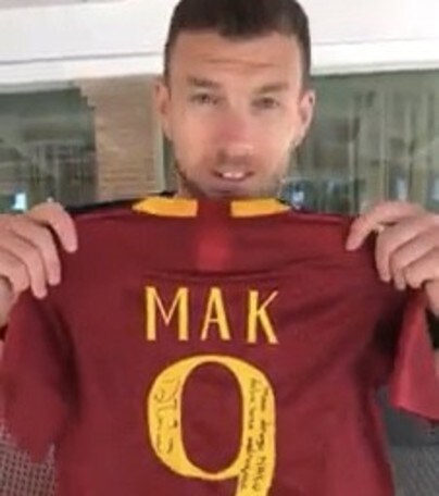 Dzeko cuore d'oro: raccolta fondi e maglia autografata per il giovane Mak