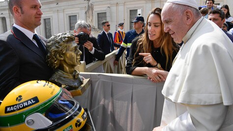 F1, a Papa Francesco in dono il casco di Senna