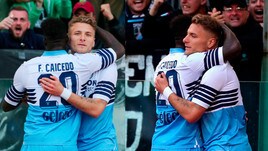 Lazio, che intesa Caicedo e Immobile: abbracci sotto la curva dopo il gol