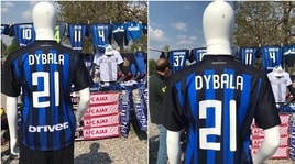 Fuori Appiano Gentile maglia di Dybala nerazzurra e sciarpe di Juve-Ajax