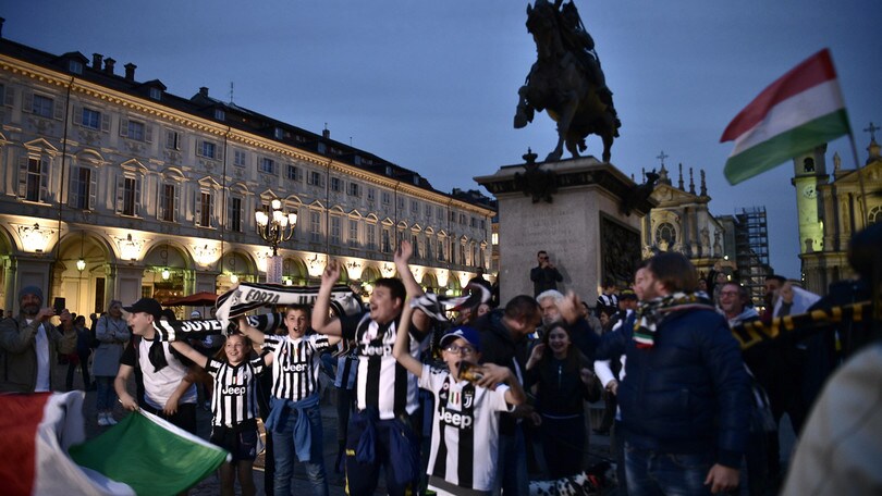 Juventus campione d'Italia: piazza San Carlo si veste di bianconero