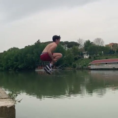 Il tifoso si tuffa nel Tevere per Francesco Totti