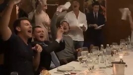 Roma, Totti scatenato alla festa per Ilary!